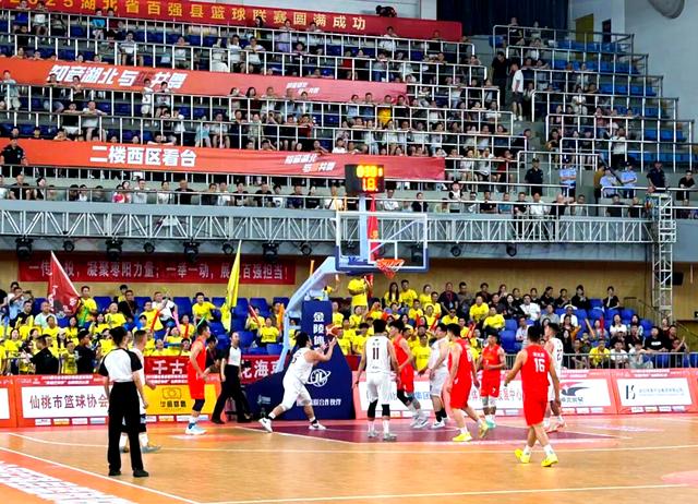 篮球赛场进入激烈角逐，球队争夺胜利的简单介绍