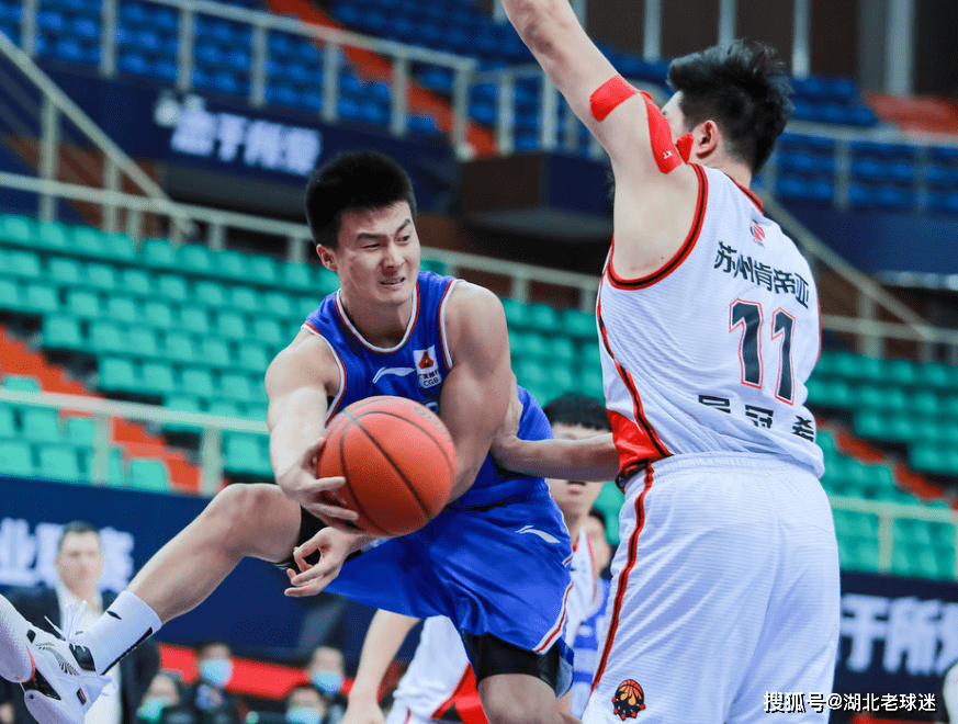 爱游戏电竞-江苏龙狮队势如破竹，连胜三场比赛