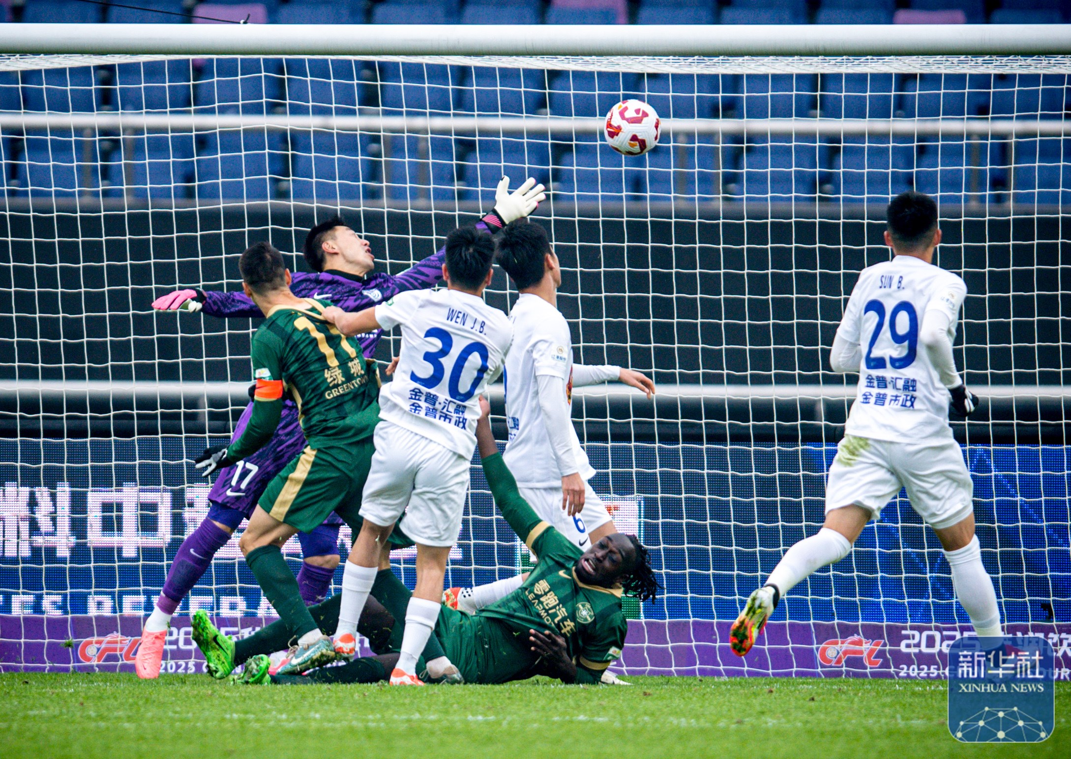 爱游戏投注-关于国内足球联赛：武汉主场迎战杭州，谁胜谁负？的信息