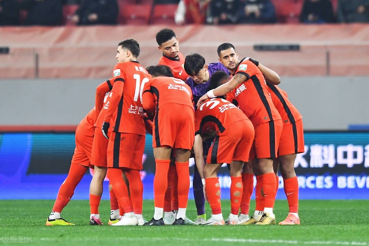 爱游戏直播-足球赛场上外援表现抢眼，引发球迷对外援关注的简单介绍