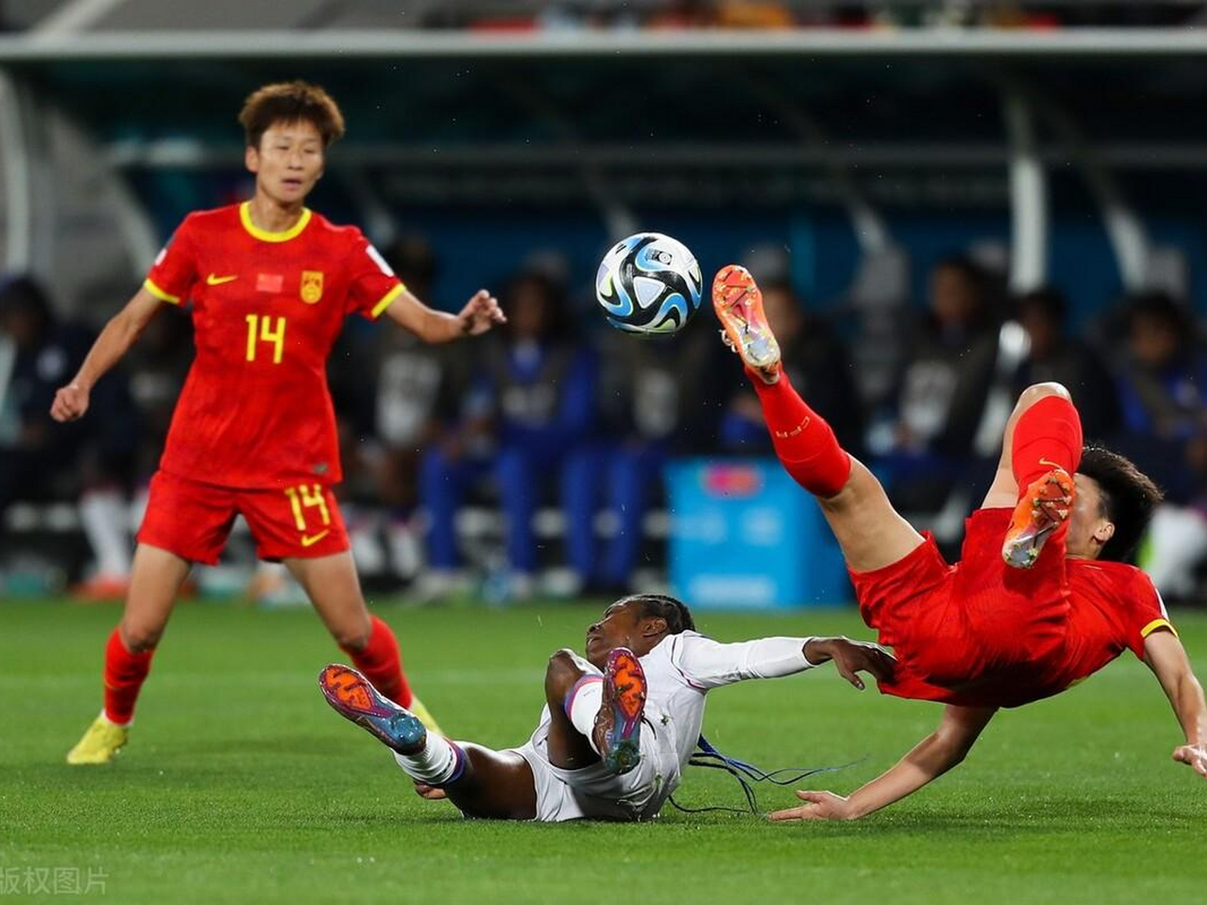 爱游戏在线-世界女足比赛激烈角逐，中国队脱颖而出