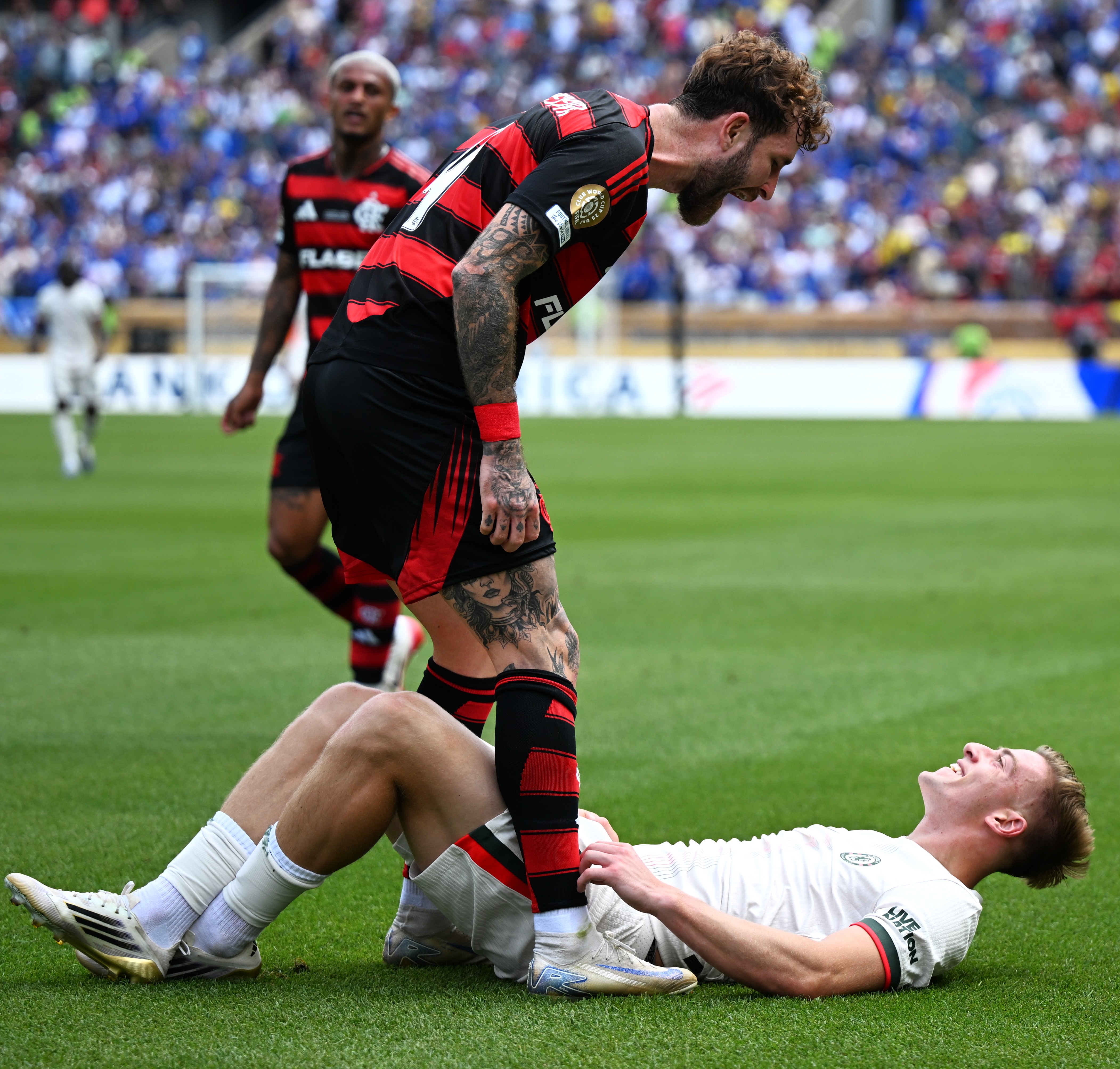 一场激烈的足球对抗令人热血沸腾